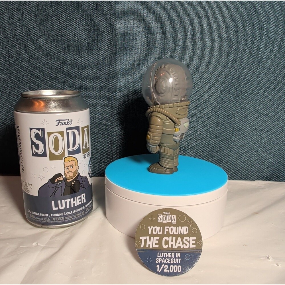 Funko Soda Luther Spacesuit Chase Vinyl Figure 1/2000 - Picture 9 of 16